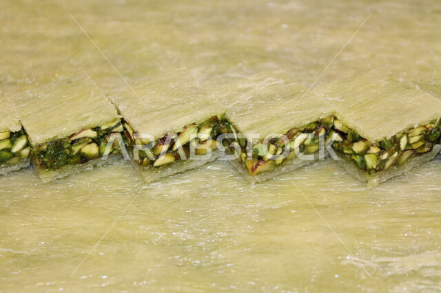 صورة مقربة لقطع الحلوى المحشوة بالفستق الحلبي الشهية و اللذيذة، طبق يحوي قطع من البقلاوة بالمكسرات، حلويات وسكريات،  حلا شرقي، التحلاية، حلويات رمضانية