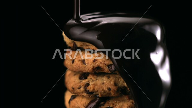 صورة مقربة لبسكويت مقرمش مع زبدة الشوكولاته السوداء,   رقاقات البسكويت الهشة والخفيفة محلية الصنع , خلفية سوداء, .