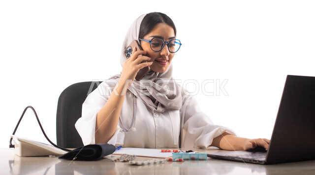 تقديم الخدمات للمرضى بكل كفاءه, اجراء مكالمة صوتية عبر الجوال, جهاز قياس ضغط الدم, ايماءات تدل على السعادة, استخدام جهاز الحاسوب المحمول, البحث والتطوير ،  بورتريه لطبيبة عربية خليجية سعودية محجبة ترتدي المعطف الطبي الابيض والنظارات الطبية ,خلفية بيضاء