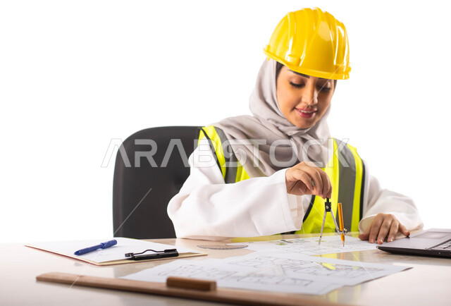 الجلوس داخل مكتب هندسي, ايماءات تدل على السعادة, استخدام الفرجار الهندسي و الأدوات والمعدات على مخطط تصميم هندسي ، ارتداء بدلة السلامة وخوذة الوقاية الصفراء, بورتريه لمهندسة معمارية عربية خليجية سعودية محترفه ومبتسمة ، خلفية بيضاء