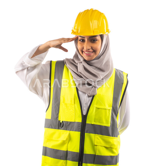 ادارة المشاريع الهندسية، ايماءات تدل على التحية والسلام, مهن و وظائف هندسية،  بورتريه  لمهندسة معمارية عربية خليجية سعودية مبتسمة ترتدي خوذة وسترة الحماية الخاصة بالعمل، مخططات و تصماميم هندسية