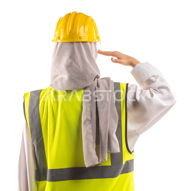 ايماءات تدل على التحية والسلام, مهن و وظائف هندسية، ادارة المشاريع الهندسية، بورتريه من الخلف لمهندسة معمارية عربية خليجية سعودية محترفة ترتدي خوذة وسترة الحماية الخاصة بالعمل، مخططات و تصماميم هندسية