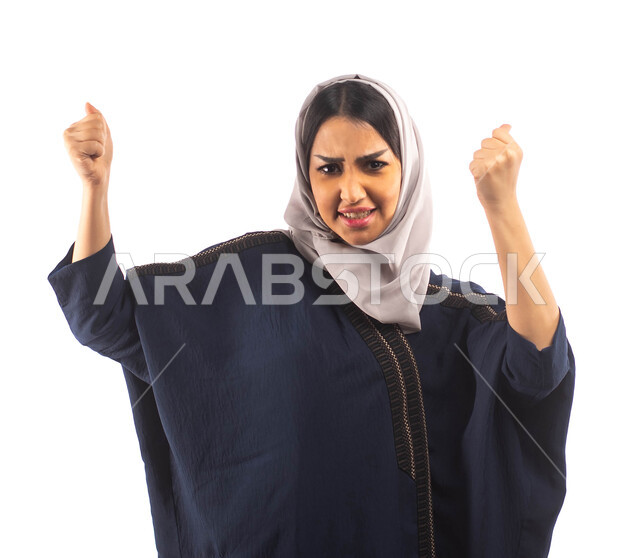 تعابير يدين تدل على الشغف والحماس, بورتريه لأمرأه عربية خليجية سعودية محجبة ترتدي العباءة السوداء, ايماءات تدل على السعاده والنجاح وتحقيق الاهداف، الفرح بالفوز والانتصار، خلفيه بيضاء