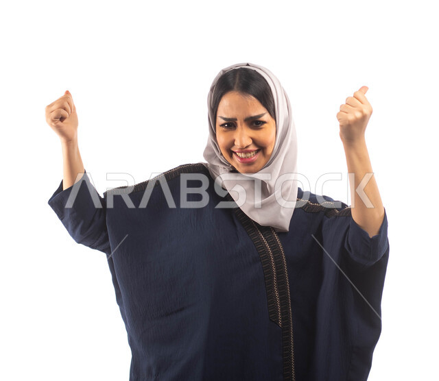 تعابير يدين تدل على الشغف والحماس, بورتريه لأمرأه عربية خليجية سعودية محجبة ترتدي العباءة السوداء, ايماءات تدل على السعاده والنجاح وتحقيق الاهداف، الفرح بالفوز والانتصار، خلفيه بيضاء