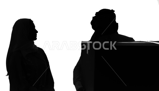 الانتقال ونقل العفش لبيت جديد, ترتيب وتنظيم المنزل، صناديق وحاويات كرتونية، بورتريه صورة ظلية لزوجان خليجيان عربيان سعوديان يقومان بنقل صناديق الأغراض المنزلية، امتلاك سكن جديد والاستقرار العائلي، اسكان وتمليك، خلفية بيضاء, سيلوليت