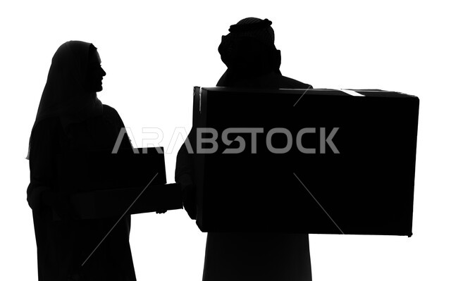 ترتيب وتنظيم المنزل، صناديق وحاويات كرتونية، بورتريه صورة ظلية لزوجان خليجيان عربيان سعوديان يقومان بنقل صناديق الأغراض المنزلية، امتلاك سكن جديد والاستقرار العائلي، اسكان وتمليك، خلفية بيضاء, سيلوليت