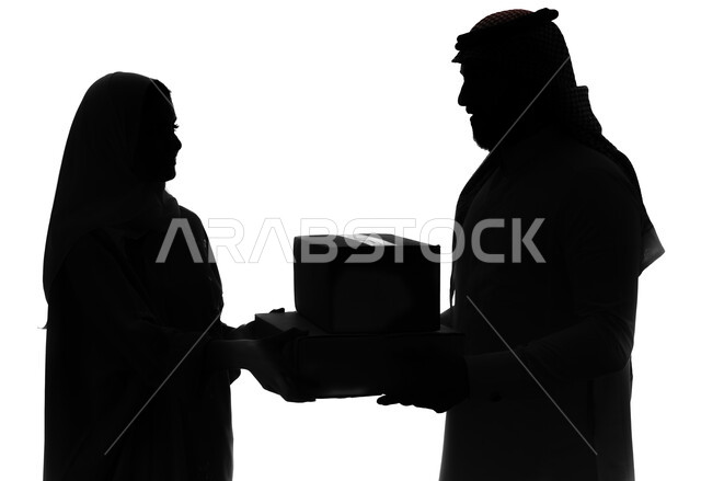 ترتيب وتنظيم المنزل، صناديق وحاويات كرتونية، بورتريه صورة ظلية لزوجان خليجيان عربيان سعوديان يقومان بنقل صناديق الأغراض المنزلية، امتلاك سكن جديد والاستقرار العائلي، اسكان وتمليك، خلفية بيضاء, سيلوليت