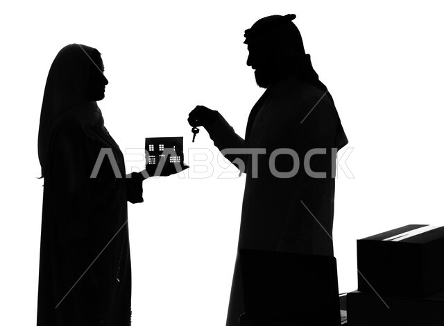 صناديق وحاويات كرتونية, اسكان وتمليك، ايماءات تعبر عن السعادة بشراء عقار جديد, بورتريه صورة ظلية لرجل عربي خليجي سعودي يحمل مفتاح البيت الجديد ويفاجئ زوجته، زوجة سعودية تحمل مجسم بيت صغير, امتلاك سكن حديث والاستقرار العائلي، خلفية بيضاء, سيلوليت