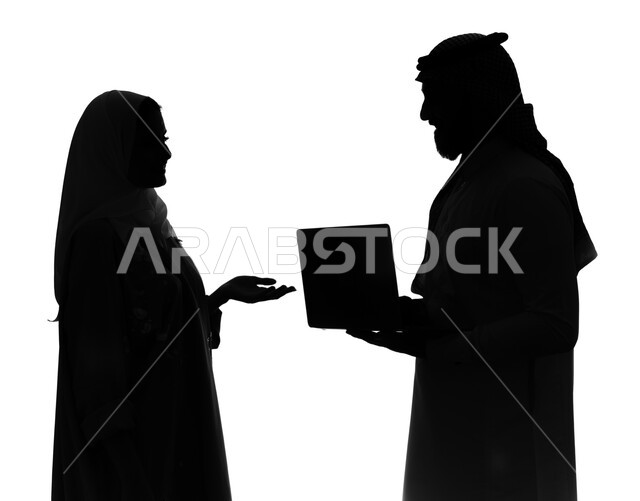 مشاركة الآراء والأذواق، استعمال تقنيات حديثة، بورتريه صورة ظلية لزوجان عربيان خليجيان سعوديان يستخدمان الحاسوب المحمول، المشاركة بين الزوجين في اختيارات التسوق الالكتروني، شراء الطلبات أونلاين، خلفية بيضاء, سيلوليت