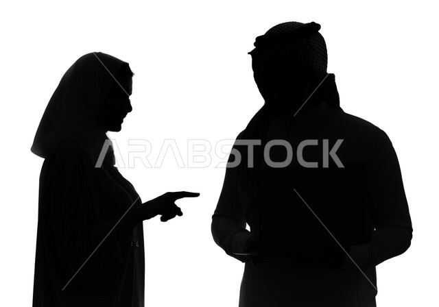 المشاركة بين الزوجين في اختيارات التسوق الالكتروني، استعمال تقنيات حديثة، بورتريه صورة ظلية لزوجان عربيان خليجيان سعوديان يستخدمان الحاسوب المحمول، شراء الطلبات أونلاين، مشاركة الآراء والأذواق، خلفية بيضاء, سيلوليت