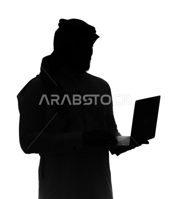 العمل عن بعد، تصفح الإنترنت و إستخدام اجهزة تقنية حديثة, بورتريه صورة ظلية لرجل عربي خليجي سعودي يحمل بيده جهاز الحاسوب المحمول ، التسويق الإلكتروني عبر الانترنت، البيع والشراء اونلاين، خلفية بيضاء, سيلوليت