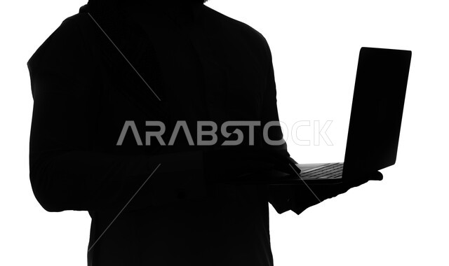 تصفح الإنترنت و إستخدام اجهزة تقنية حديثة, بورتريه صورة ظلية لرجل عربي خليجي سعودي يحمل بيده جهاز الحاسوب المحمول ، العمل عن بعد، التسويق الإلكتروني عبر الانترنت، البيع والشراء اونلاين، خلفية بيضاء, سيلوليت
