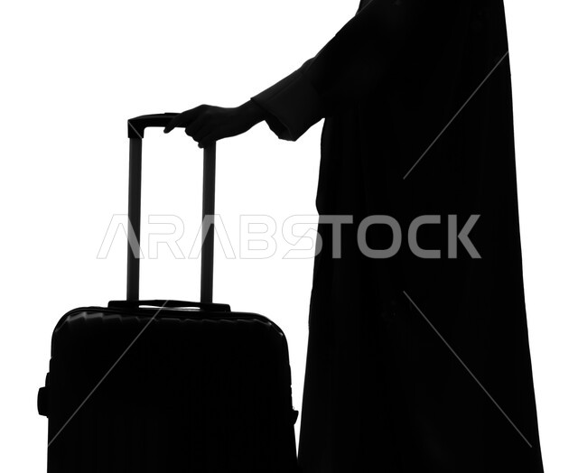 الإستعداد لرحلة عمل , قضاء أوقات ممتعة في الإجازة، بورتريه صورة ظلية لإمرأة عربية خليجية سعودية ترتدي العباءة السعودية و تمسك بيدها حقيبة السفر، سياحة وسفر ، التأهب لرحلة سياحية ، خلفية بيضاء, سيلوليت