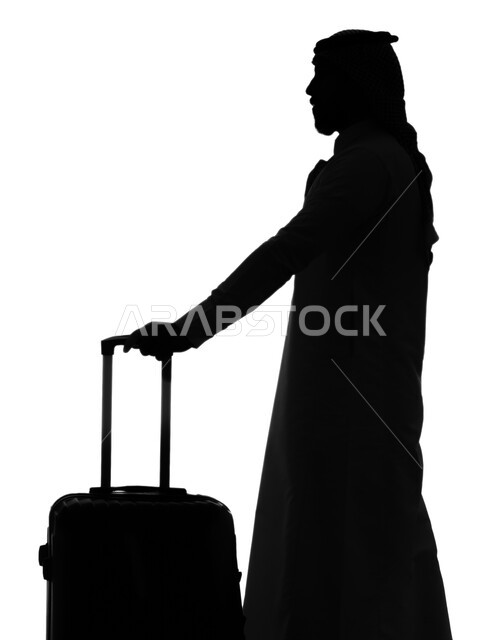 أنشطة ترفيهية سياحية, قضاء أوقات ممتعة في الإجازة، بورتريه صورة ظلية لرجل عربي خليجي سعودي يرتدي الزي السعودي و يمسك بيده حقيبة السفر، سياحة وسفر ، التأهب لرحلة سياحية ، الإستعداد لرحلة عمل , خلفية بيضاء, سيلوليت