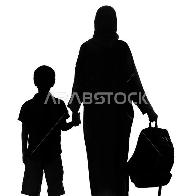 مساعدة الأبناء في الذهاب الى المدرسة, الدراسة في المملكة العربية السعودية، بورتريه صورة ظلية من الخلف لأم عربية سعودية خليجية تمسك بيد طفلها وتساعده في حمل حقيبته المدرسية, طالب سعودي و معه والدته ، رابط الأمومة، خلفية بيضاء, سيلوليت