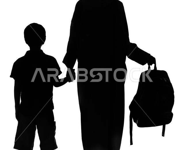 مساعدة الأبناء في الذهاب الى المدرسة, الدراسة في المملكة العربية السعودية، بورتريه صورة ظلية من الخلف لأم عربية سعودية خليجية تمسك بيد طفلها وتساعده في حمل حقيبته المدرسية, طالب سعودي و معه والدته ، رابط الأمومة، خلفية بيضاء, سيلوليت