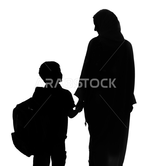 تجهيز الأبناء و الذهاب الى المدرسة, الدراسة في المملكة العربية السعودية، بورتريه صورة ظلية من الخلف لأم عربية سعودية خليجية تمسك بيد طفلها وتقوم بإيصاله الى المدرسة,  طالب سعودي يرتدي حقيبته المدرسية و معه والدته ، طالب مدرسي سعودي، خلفية بيضاء, سيلوليت
