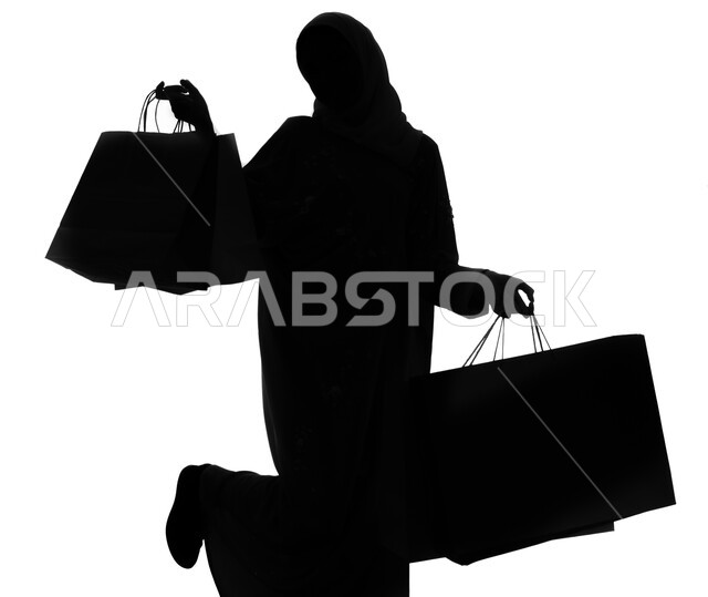   الجمعة البيضاء والشراء من الماركات العالمية، بورتريه صورة ظلية لإمرأة عربية خليجية سعودية تحمل بيدها أكياس التسوق, إيماءات تدل على السعاده والاستمتاع بالتبضع, متعة الشراء في السعودية, خلفيه بيضاء, سيلوليت