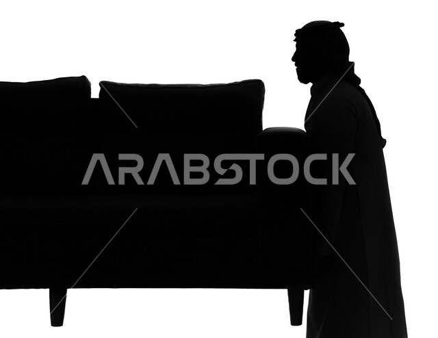 امتلاك سكن جديد والاستقرار العائلي, المساعدة والمشاركة في ترتيب وتنظيم المنزل, بورتريه صورة ظلية لرجل عربي سعودي خليجي يقوم بحمل الأريكة ونقل الأثاث، الانتفال الى منزل جديد، خلفية بيضاء, سيلوليت