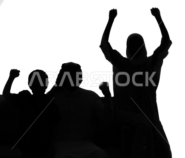 أب و أم  يقضيان مع طفلهما أوقات ترفيهية مسلية, بورتريه صورة ظلية لعائلة عربية خليجية سعودية تجلس على الأريكة في غرفة المعيشة ، إيماءات و تعابير تدل على السعادة و الفرح والاحتفال، قضاء أوقات عائلية سعيدة في المنزل ، خلفية بيضاء, سيلوليت