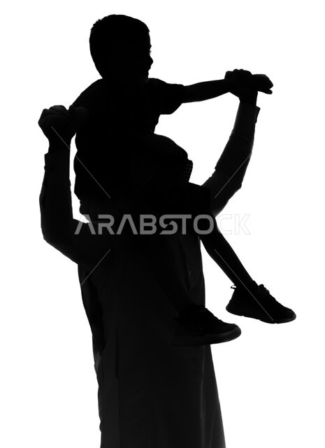 قضاء وقت ممتع مع الأطفال, مشاركة اللحظات السعيدة والتسلية مع الأبناء, بورتريه صورة ظلية لأب عربي خليجي سعودي يحمل ابنه على ظهره ويلعب معه, الاستمتاع باللعب مع العائلة, مفهوم الأسرة السعيدة, خلفية بيضاء, سيلوليت