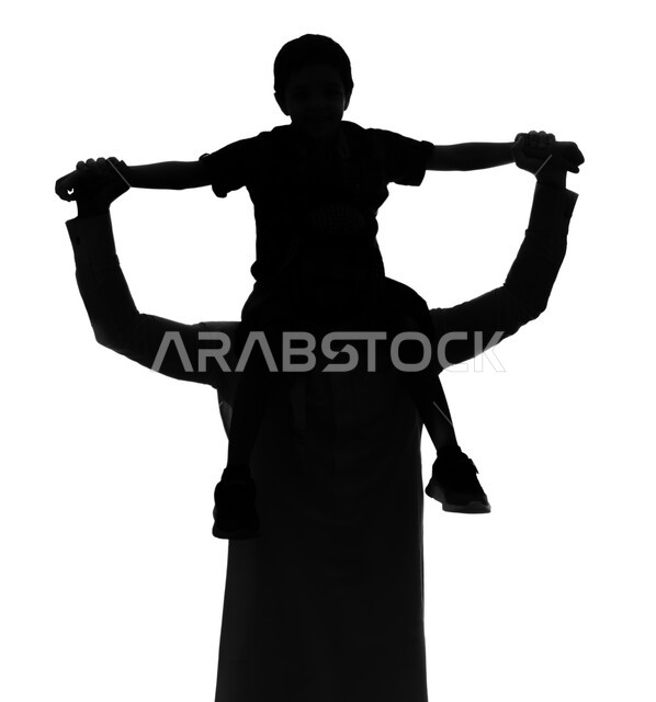  مشاركة اللحظات السعيدة والتسلية مع الأبناء, بورتريه صورة ظلية لأب عربي خليجي سعودي يحمل ابنه على ظهره ويلعب معه, قضاء وقت ممتع مع الأطفال, الاستمتاع باللعب مع العائلة, مفهوم الأسرة السعيدة, خلفية بيضاء, سيلوليت
