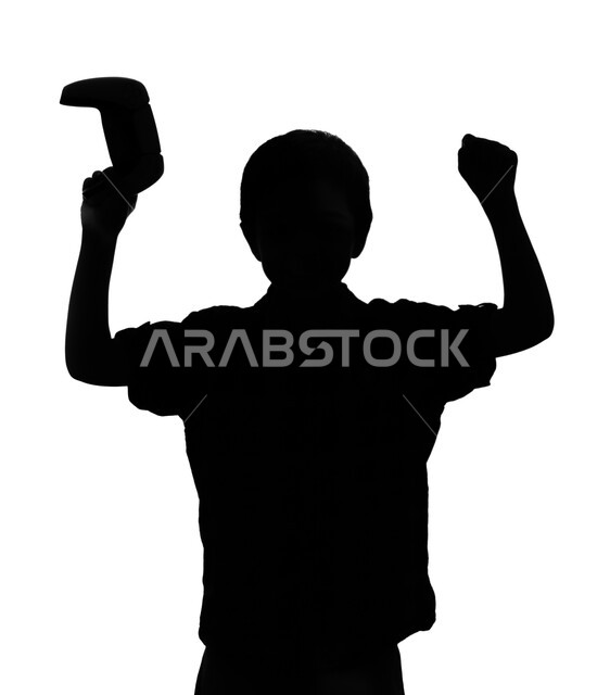 ممارسة أنشطة ترفيهية مسلية, المتعة والمرح بألعاب الفيديو والبلايستيشن الترفيهية , بورتريه صورة ظلية لطفل عربي خليجي سعودي يمسك بيده عصا التحكم و يلعب بألعاب الفيديو ، بإيماءات و تعابير تدل على الفوز و الانتصار، خلفية بيضاء, سيلوليت