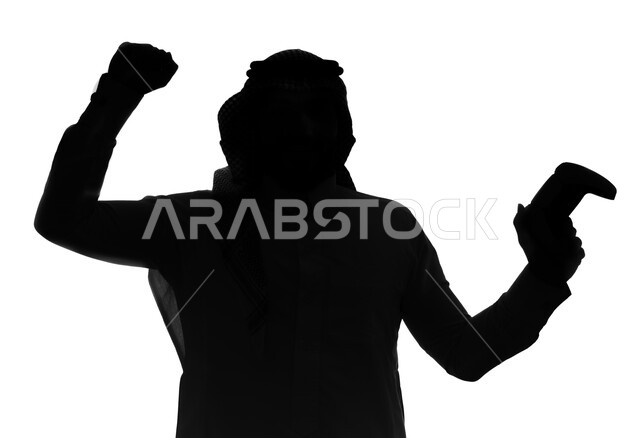 المتعة والمرح بألعاب الفيديو والبلايستيشن الترفيهية , بورتريه صورة ظلية لرجل عربي خليجي سعودي يرتدي الزي السعودي و يمسك بيده عصا التحكم و يلعب بألعاب الفيديو ، بإيماءات و تعابير تدل على الفوز و الانتصار، خلفية بيضاء, سيلوليت