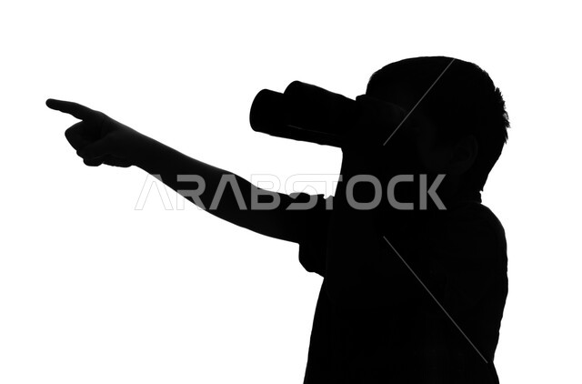 نظرة مستقبلية لدى الأطفال, بورتريه صورة ظلية لولد عربي خليجي سعودي  يحمل بيده المنظار ثنائي العينين ويشير بيده الى الأعلى، حب الاستكشاف والمغامرة ، رؤية الأشياء البعيدة, التخطيط المستقبلي للأهداف, خلفية بيضاء, سيلوليت