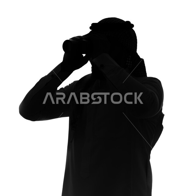 رؤية الأشياء البعيدة, التخطيط المستقبلي للأهداف والطموحات ، بورتريه صورة ظلية لرجل عربي خليجي سعودي يرتدي الزي السعودي التقليدي ينظر من خلال المنظار ثنائي العينين، حب الاستكشاف والمغامرة ، رؤية مستقبلية لدى الراشدين، خلفية بيضاء, سيلوليت