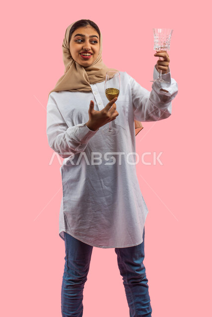  متعة شراء الاواني المنزليه, الشراء من المحلات والمتاجر والمولات, معدات ومستلزمات الطعام, إيماءات تدل على إختيار أكواب الشراب المناسبه, كؤووس زجاجيه راقيه , التسوق الالكتروني الآمن,  بورتريه لفتاه عربيه خيجيه سعوديه مستمتعه في شراء اللوازم المنزليه, خلفيه