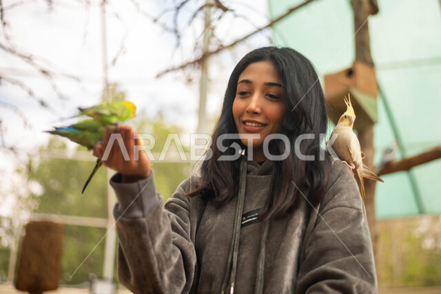 ايماءات وجه تدل على السعادة والاستمتاع، فتاة عربية  سعودية خليجية تقضي وقت ممتع في زيارة لحديقة الحيوانات في السعودية ، أنشطة ترفيهية مع الطيور، طيور في المحمية الطبيعية والمزارع،  أماكن سياحية .