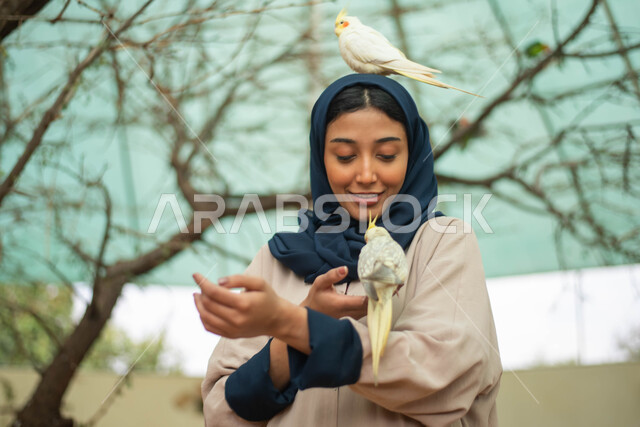 أنشطة وفعاليات ترفيهية في موسم سفاري الرياض، عطلة صيفية وأجواء سعيدة، صورة مقربة لسيدة عربية خليجية سعودية تمضي وقت ممتع في حديقة الحيوانات في المملكة العربية السعودية ، أماكن سياحية ترفيهية ، طيور في المحمية الطبيعية.