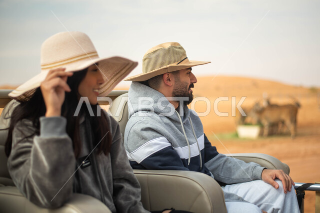 قضاء وقت ممتع في المحمية الطبيعية، فعالية سفاري موسم الرياض, ايماءات وجه تدل على السعادة و السرور, صورة لزوجين عربيين خليجيين سعوديين في جولة سياحية ضمن حديقة الحيوانات في السعودية، أنشطة و فعاليات ترفيهية.