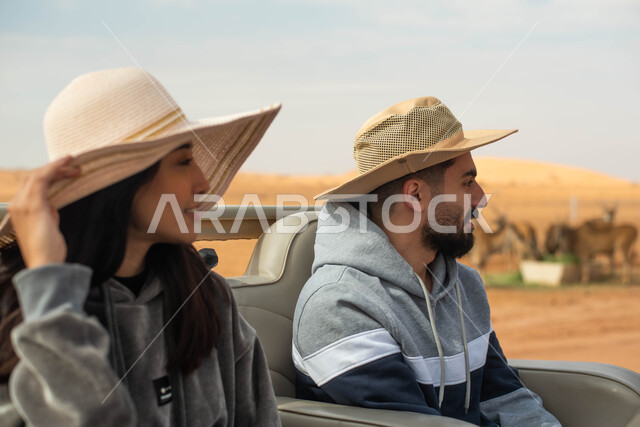  قضاء أوقات ممتعة في المحمية الطبيعية ,  زوجان عربيان خليجيان سعوديان يقومان بجولة سياحية في حديقة الحيوانات في المملكة العربية السعودية, ايماءات وجه تدل على السعادة و الاستمتاع, فعاليات ترفيهية عائلية في سفاري الرياض.