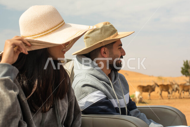 قضاء وقت ممتع في المحمية الطبيعية، فعالية سفاري موسم الرياض, ايماءات وجه تدل على السعادة و السرور, صورة لزوجين عربيين خليجيين سعوديين في جولة سياحية ضمن حديقة الحيوانات في السعودية، أنشطة و فعاليات ترفيهية.