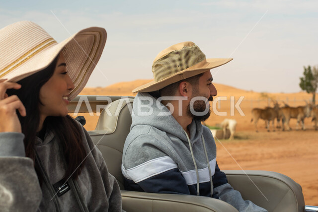 ايماءات وجه تدل على السعادة و الاستمتاع, قضاء أوقات ممتعة في المحمية الطبيعية , زوجان عربيان خليجيان سعوديان يقومان بجولة سياحية في حديقة الحيوانات في المملكة العربية السعودية, فعاليات ترفيهية عائلية في سفاري الرياض.