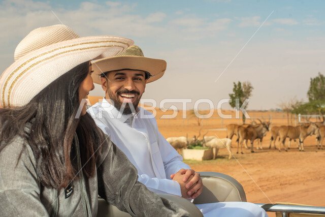 ايماءات وجه تدل على السعادة و الاستمتاع, قضاء أوقات ممتعة في المحمية الطبيعية , زوجان عربيان خليجيان سعوديان يقومان بجولة سياحية في حديقة الحيوانات في المملكة العربية السعودية, فعاليات ترفيهية عائلية في سفاري الرياض.