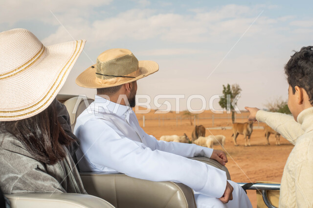 فعاليات ترفيهية عائلية في سفاري الرياض, قضاء أوقات عائلية ممتعة في المحمية الطبيعية ، عائلة عربية خليجية سعودية تقوم بجولة سياحية في حديقة الحيوانات في المملكة العربية السعودية.