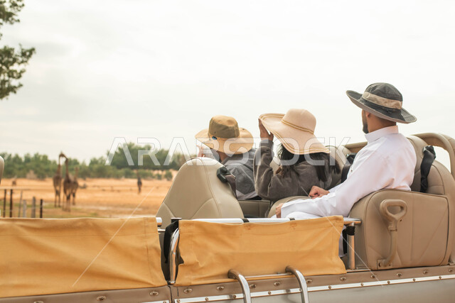 قضاء أوقات ممتعة مع الأصدقاء بمشاهدة الزرافات في المحمية الطبيعية , عائلة عربية خليجية سعودية تقوم بجولة سياحية في حديقة الحيوانات في المملكة العربية السعودية, فعاليات ترفيهية عائلية في سفاري الرياض.