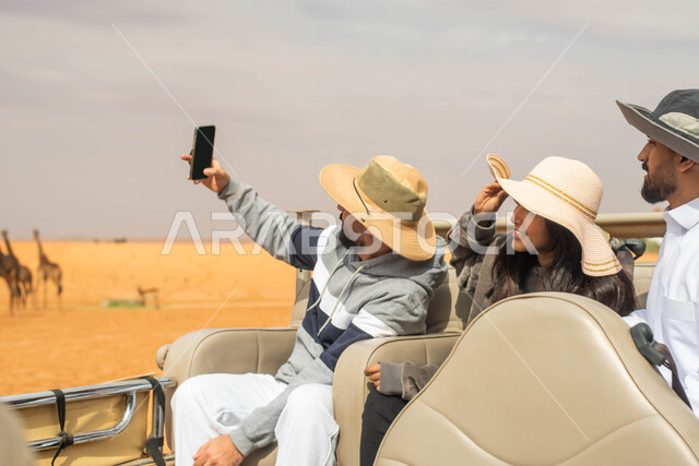 التقاط صور السيلفي التذكارية وتوثيق اللحظات الممتعة ، فعاليات و أنشطة ترفيهية عائلية, عائلة عربية خليجية سعودية في جولة سياحية في حديقة الحيوانات في المملكة العربية السعودية, فعالية سفاري موسم الرياض.