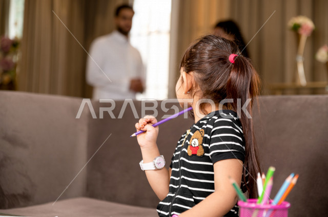 تلميذة سعودية خليجية تدرس في المنزل و تؤدي واجباتها المدرسية ، التعلم عن بعد ، مفهوم التعليم عبر الانترنت ، التعليم المنزلي اثناء الحجر الصحي و تفشي فيروس كورونا ، العزلة الذاتية .