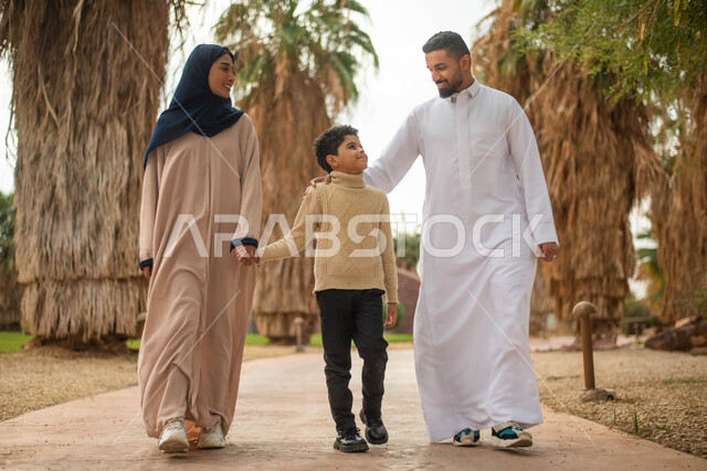  المشي والتجول بأجواء عائلية سعيدة في الطبيعة الخضراء، عائلة عربية خليجية سعودية تقضي أوقات ممتعة في إحدى الحدائق في المملكة العربية السعودية، التنزه في الهواء الطلق، أنشطة و فعاليات ترفيهية. 