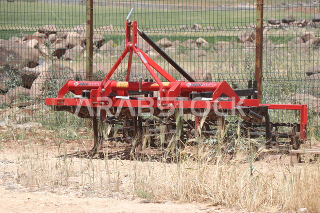 صورة مقربة لآلة حصاد وتقليب التربة الزراعية، جرار الزراعة في حقل زراعي في المملكة العربية السعودية، موسم الحصاد في احدى المزارع السعودية، انتاج محلي للمحاصيل الزراعية السعودية