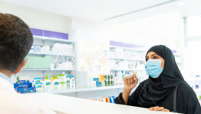 سيدة عربية خليجية سعودية ترتدي الكمامة الطبية للوقاية من فايروس كورونا ، اختيار الادوية والمنتجات الطبية ،شراء الادوية الموجودة في الوصفات الطبية  ، الاستفادة من الخدمات والرعاية الصحية 