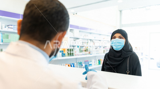 سيدة عربية خليجية سعودية ترتدي الكمامة الطبية للوقاية من فايروس كورونا ، اختيار الادوية والمنتجات الطبية ،شراء الادوية الموجودة في الوصفات الطبية  ، الاستفادة من الخدمات والرعاية الصحية 