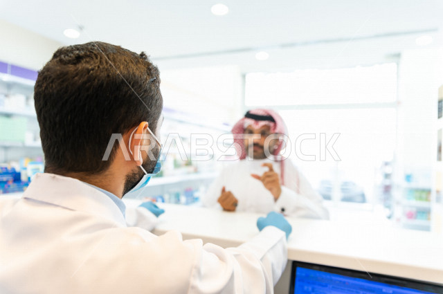 رجل عربي خليجي سعودي داخل الصيدلية ، وصف الادوية المطلوبة والحالة المرضية ، شراء الادوية والمستلزمات الطبية ،طلب الادوية الموجودة في الوصفة الطبية ،  الاستفادة من الخدمات الصحية