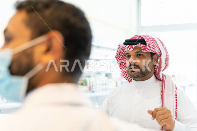 رجل عربي خليجي سعودي داخل الصيدلية ، وصف الادوية المطلوبة والحالة المرضية ، شراء الادوية والمستلزمات الطبية ،طلب الادوية الموجودة في الوصفة الطبية ،  الاستفادة من الخدمات الصحية