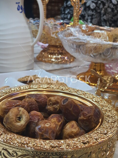 طبق مزخرف من حبات التمر الصحي ،  حلا قهوه ،  أواني  سفره ذهبيه فاخره للضيافة, اعياد ومناسبات ،أصناف متنوعة من الضيافة ، وجبة ذات قيمة غذائية عالية ، تمور صحية ولذيذة 