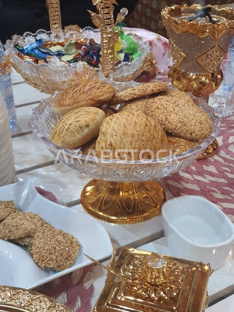  حلا قهوه ،  أواني  سفره ذهبيه فاخره للضيافة, اعياد ومناسبات ، حفلات وأفراح, الحلويات الشعبية الطازجة الهشة اللذيذة ، كعك العيد الشهي , أصناف متنوعة من ضيافة العيد السعيد .